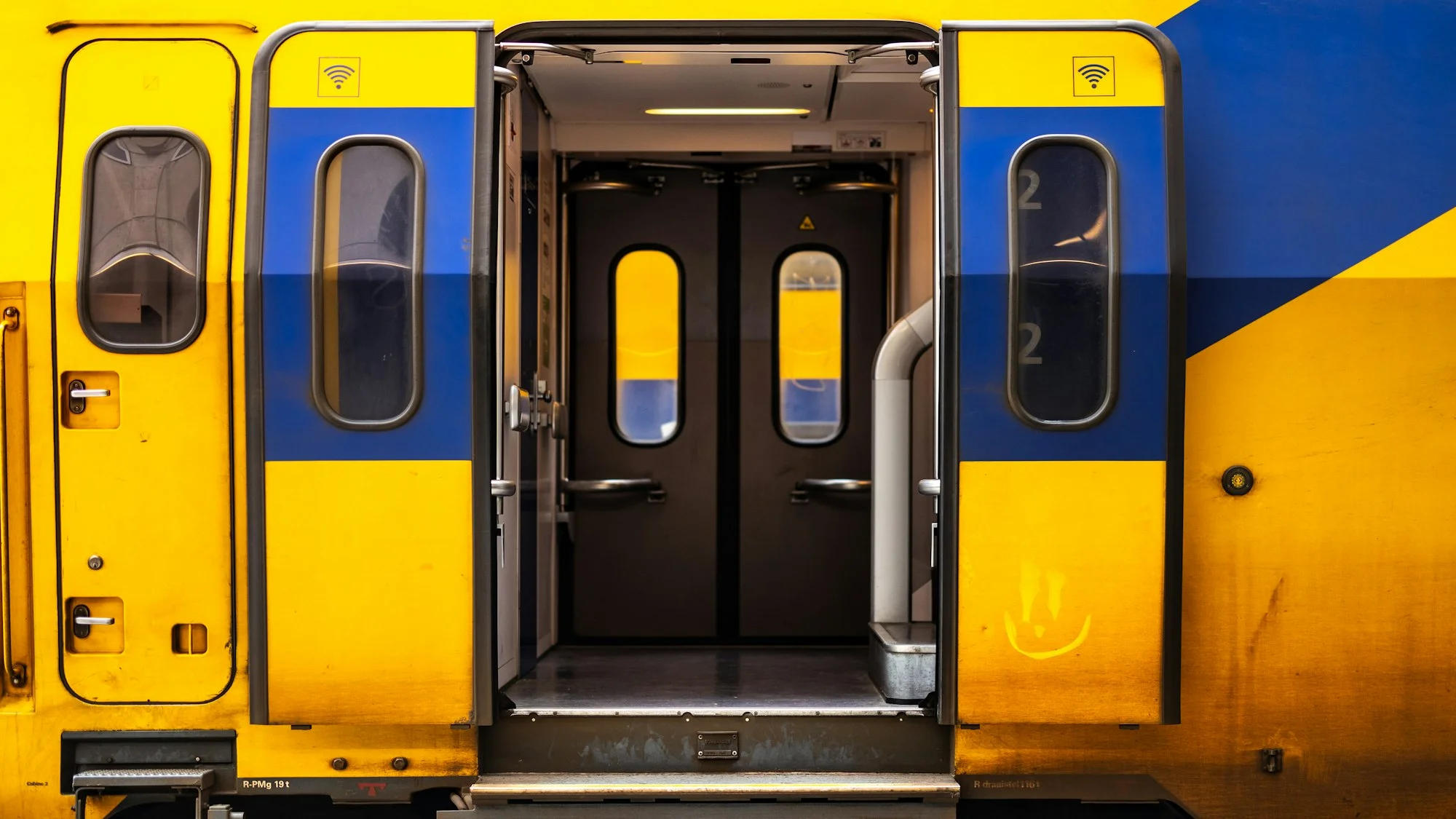 Yellow and blue NS train